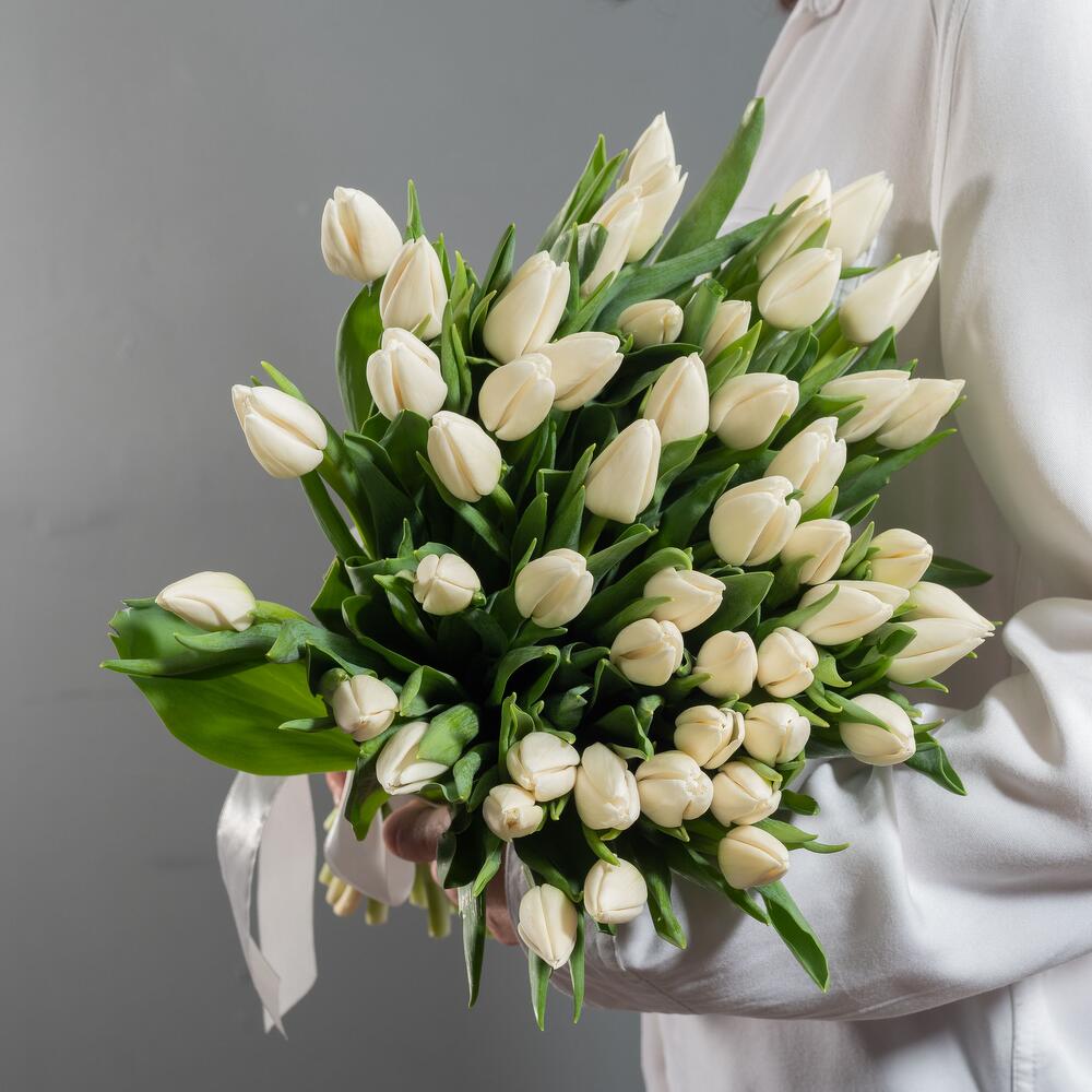 Роскошный букет из 51 белоснежного тюльпана – воплощение весенней свежести Кировск Ленинградская область