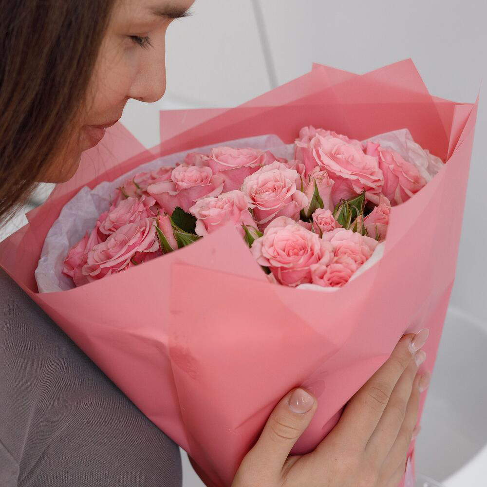 Букет из 9 розовых кустовых роз – нежность в каждом лепестке Кировск Ленинградская область