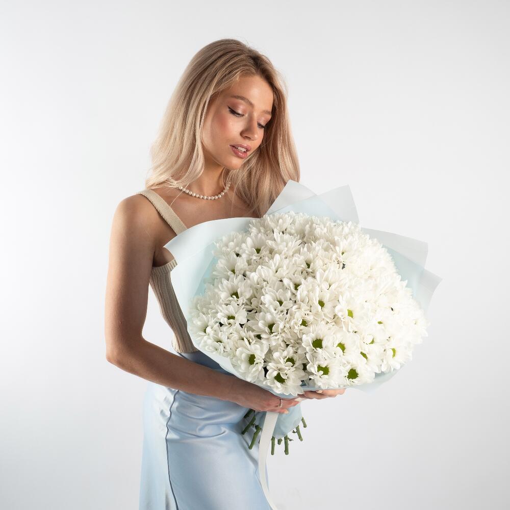 Букет «Ромашковое чудо» – летнее настроение в белых хризантемах Кировск Ленинградская область